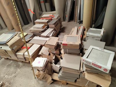 une pile de boîtes et de cartons sur une palette dans un entrepôt
