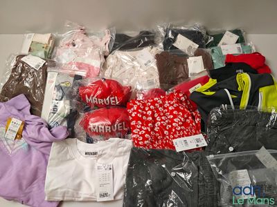 la boîte contient de nombreux types de vêtements différents