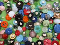 Un lot de boutons colorés, majoritairement en verre, plastiq… (photo 3)