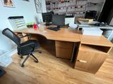 un bureau avec une chaise et un ordinateur dessus