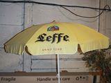 un parapluie jaune posé sur une charrette dans un entrepôt