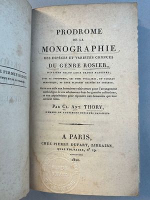un vieux livre ouvert pour montrer le titre d'un poème