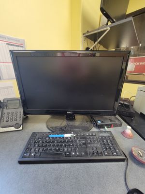 un bureau d'ordinateur équipé d'un clavier et d'un écran