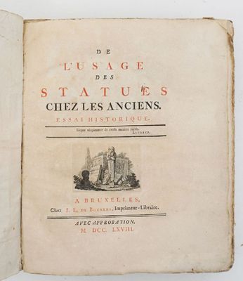 un livre ouvert sur lequel figure l'image d'un château