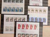 Quatre types de timbres différents sont exposés sur un support en bois