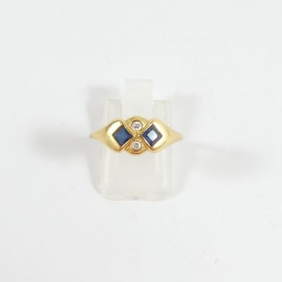 un gros plan d'une bague en or sertie d'un diamant bleu et blanc