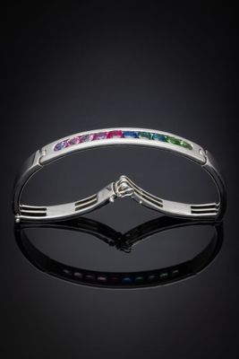 un gros plan sur un bracelet en argent orné de pierres multicolores