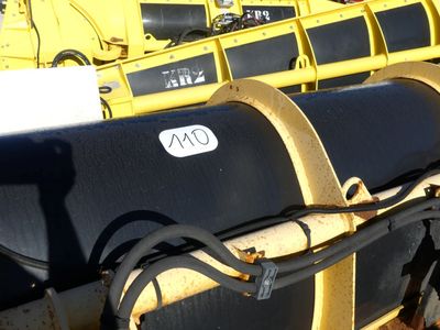 un bateau noir et jaune amarré dans l'eau