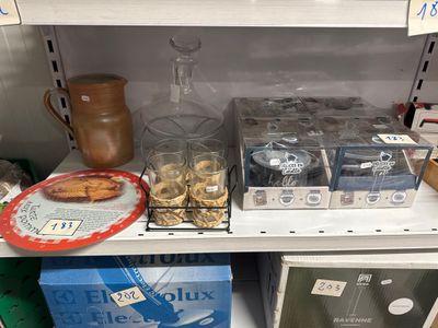 beaucoup d'articles sur les étagères du magasin
