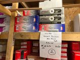 de nombreuses boîtes contenant des appareils électroniques sur les rayons du magasin