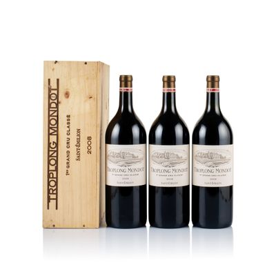 trois bouteilles de vin rouge dans un coffret en bois