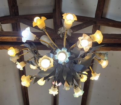 un lustre composé de fleurs suspendu au plafond