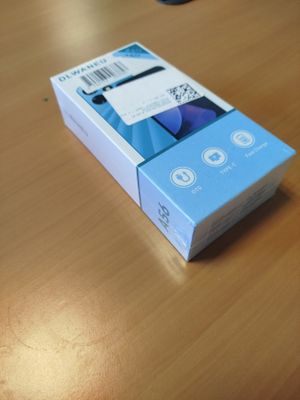 une petite boîte posée sur une table, contenant une télécommande