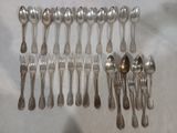 beaucoup de cuillères en argent et de cuillères sur la table
