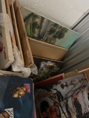 une pile de cartons illustrés dans un coin de la pièce