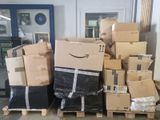 de nombreux cartons empilés sur des palettes dans un entrepôt