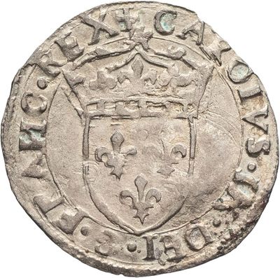 une vieille pièce d'argent surmontée d'une couronne