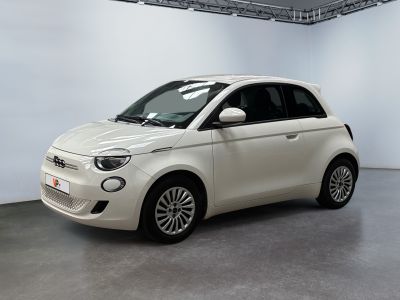 une photo d'une Smart blanche dans un showroom
