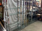 une vitrine en verre au milieu d'une pièce
