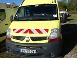 une camionnette jaune garée à côté d'une autre camionnette jaune