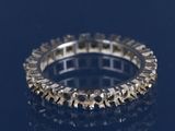 un gros plan d'une bague en diamant posée sur une surface bleue