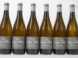six bouteilles de vin sont alignées dans une rangée