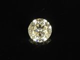 un diamant dans l'obscurité, sur fond noir