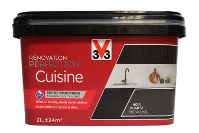 un pot de peinture rouge avec un couvercle noir sur fond blanc