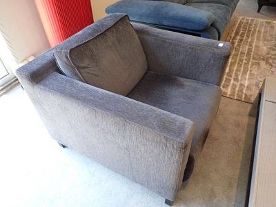 un canapé et un fauteuil dans un salon