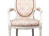 une image représentant une chaise blanche dont l'assise est recouverte d'un tissu à motifs floraux