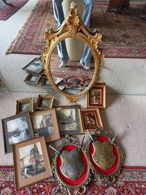 beaucoup de photos et un miroir posé par terre