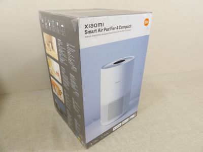 une photo d'un carton contenant un purificateur d'air intelligent posé sur une table