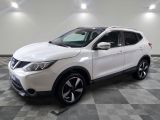 le suv blanc de nissan est garé sur un sol en damier