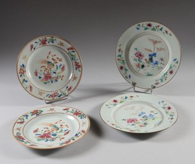 trois assiettes à motifs floraux posées sur une surface blanche