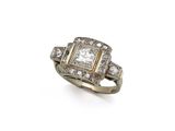une vieille bague sertie d'un diamant taillé, en or blanc 18 carats