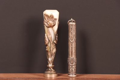 deux vases posés sur une table