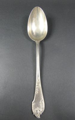 Cuillère à ragoût en argent . De style Louis XV à décor de f…