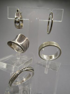 Ensemble de bijoux en argent comprenant deux boucles d'oreilles isolée - Photo 1