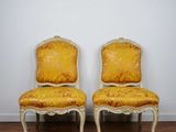paire de chaises anciennes de style français avec un revêtement jaune, rembourré, rembourré, rembourré, rembourré