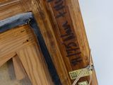un gros plan d'un cadre en bois sur lequel est accrochée une pancarte