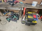un établi avec des outils dans un garage