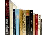 beaucoup de livres qui traînent sur une étagère
