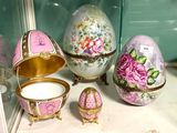 une vitrine sur laquelle sont disposés divers objets décoratifs