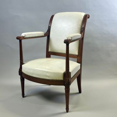 une image représentant une chaise dont l'assise est recouverte de cuir blanc