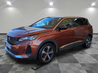 Une Toyota C-HR rouge de 2020 est exposée dans un showroom