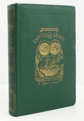 un vieux livre vert avec des lettres dorées sur la couverture
