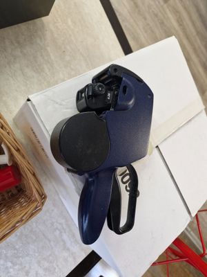 un objet noir et bleu posé sur une boîte blanche