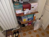 vue d'une pièce avec un radiateur et des livres par terre