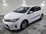 une photo d'une toyota yaris blanche garée sur un sol en damier