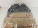un sac de nourriture posé sur une table